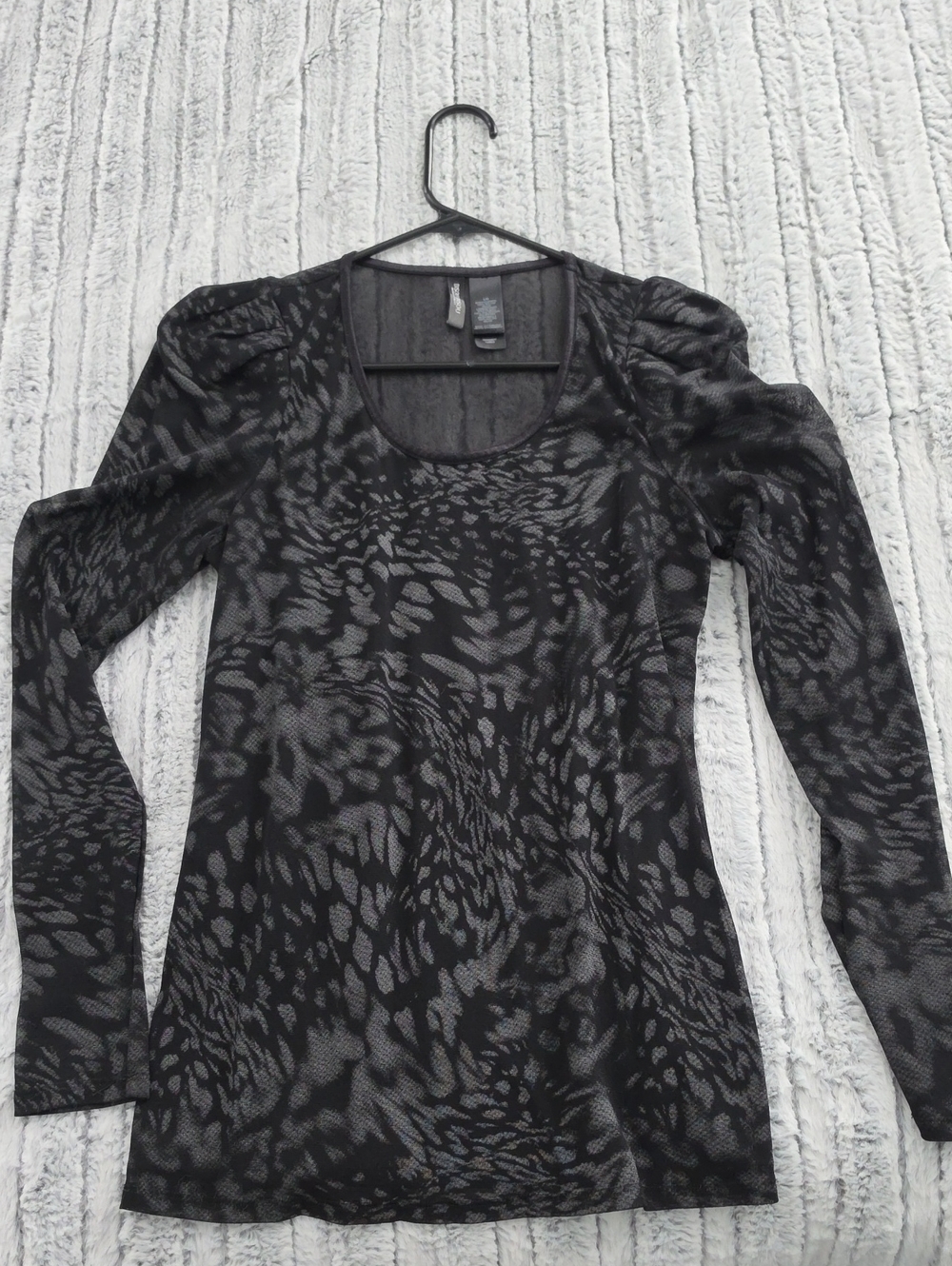 Bisou Bisou Black Gray Patterned Long-Sleeve Scoop Neck Top